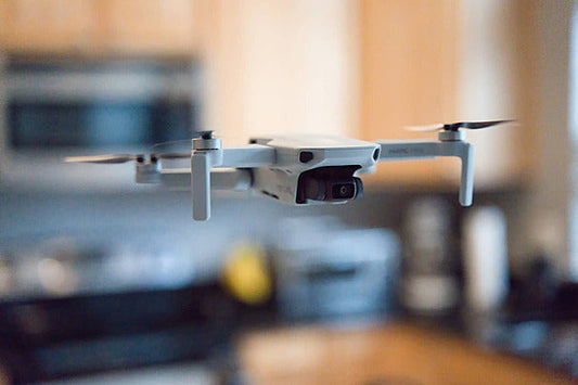 ¿Se puede volar un dron DJI en interiores? Guía 2025 para vuelos seguros
